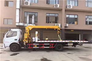 北塔附近汽车轮胎更换